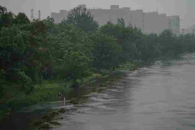 圖7：7月12日，在北京市大興區(qū)亦莊鎮(zhèn)涼水河畔,，河水漫上河兩側(cè)的步道.jpg